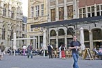 Street musicians performing in front of a restaurant on the Grote Markt.